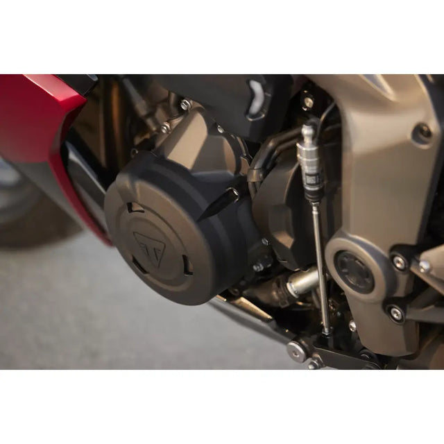 Black matte triumph engine cover with triangular logo is part of originalt triumph beskyttelsessett for daytona 660