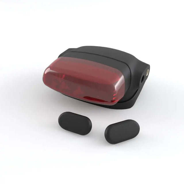 Bakside av svart sykkel baklykt med rød gjennomsiktig linse og to svarte batterilokk for motorsykkel scrambler 1200 xe