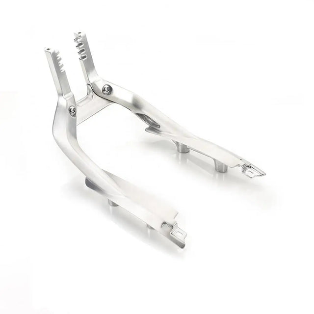 Silver metallic rear fender bracket with angular cutouts for triumph rocket 3 atv-er og utv-er passasjerrygg