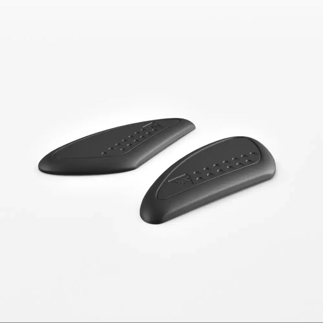 Black sleekly contoured shoulder pads with matte finish and subtle texture for triumph tankkneputer speed 400 atv-er og utv-er