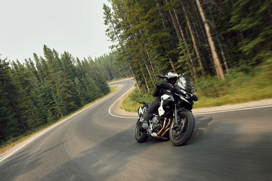 Triumph Tiger 1200 GT Pro 2027 på svingete vei