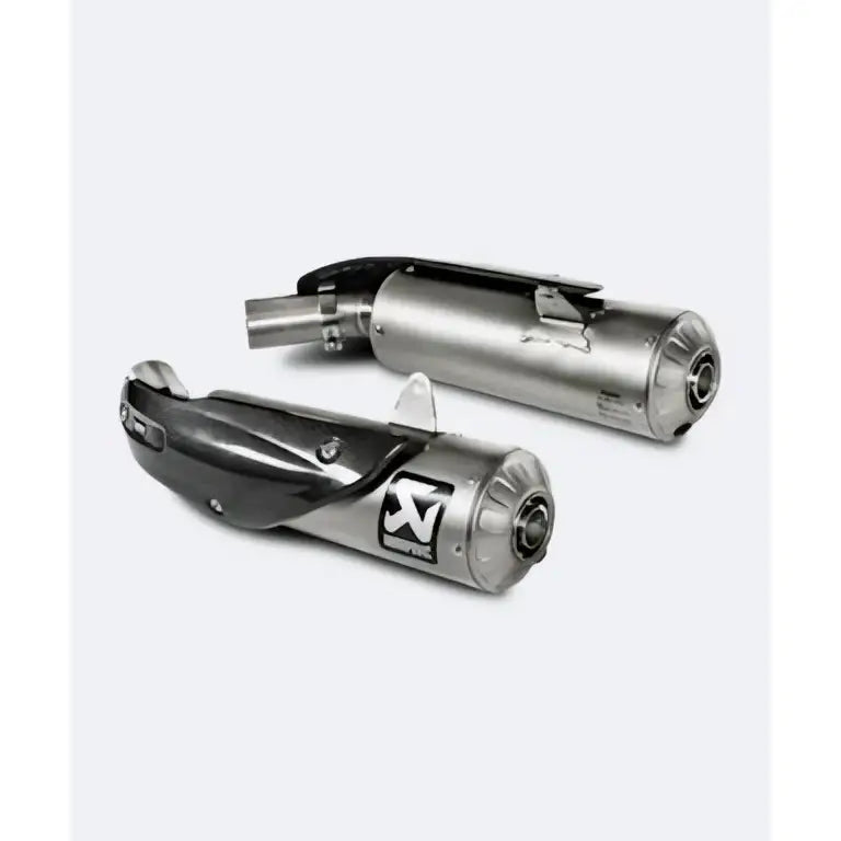 Silver og svarte akrapovič slip-on titanium eksosrør med xy-logo bakside for ducati scrambler 1100 lavere vekt