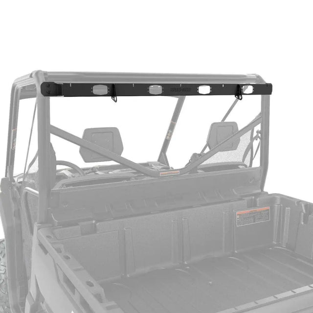 Black metall takstativ med fire integrerte led-lys montert over frontruten for can-am bakre tilbehørsstang traxter max med integrerte linq-festepunkter