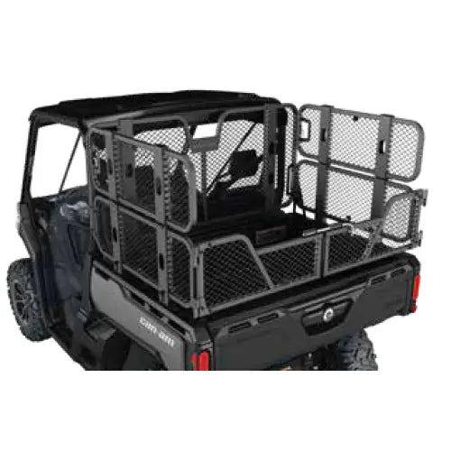 Svart metallvekstvegg med nettpaneler montert på traxter g1 lasteveggutvidelse for atv-er og utv-er