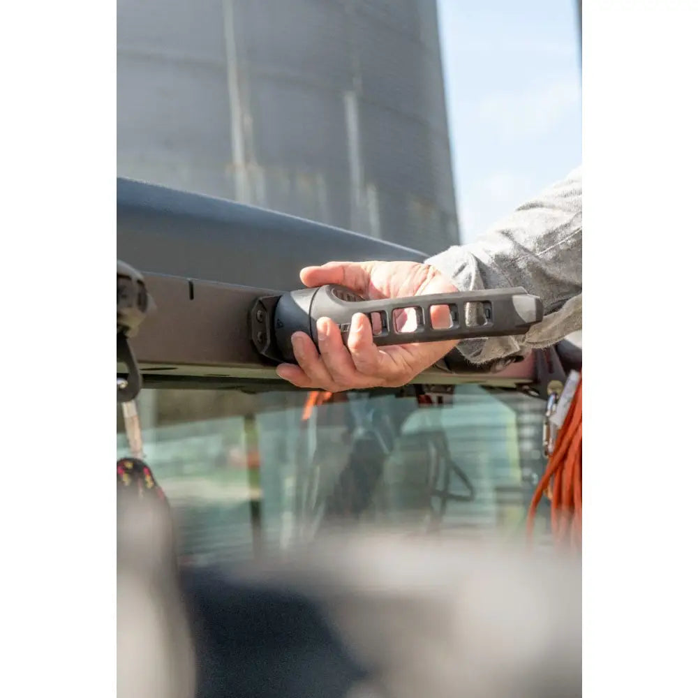 Black ergonomic handle with textured grip and ventilation slots for secure holding on can-am linq verktøyholder