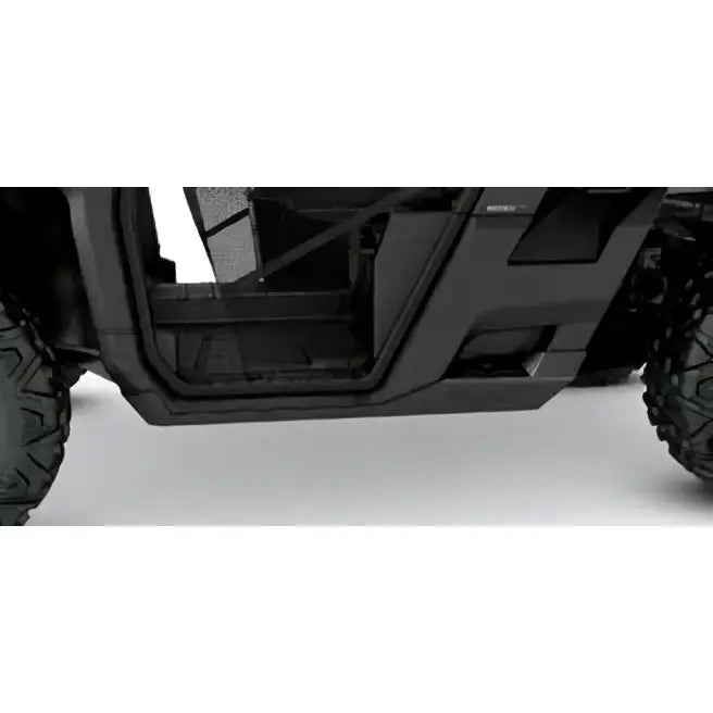 Black plast sidepanel med meshinnsats og robust dekkspor bak på can-am rock sliders i aluminium til atv-er og utv-er
