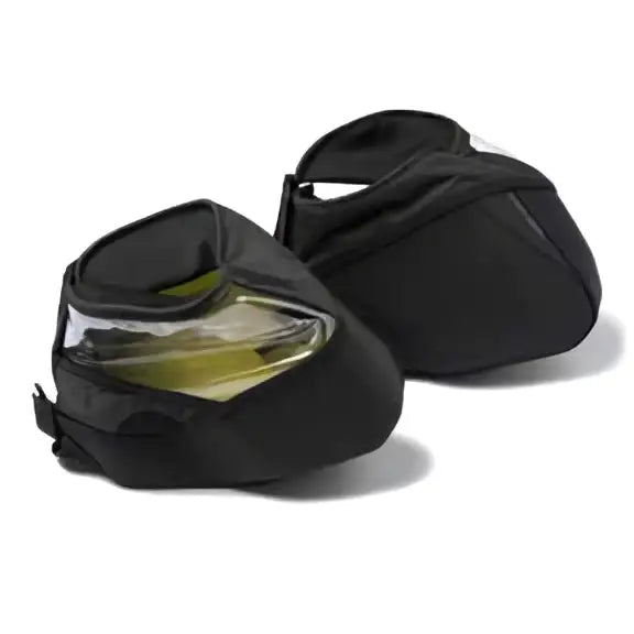 Can-am styremuffer g3l med svarte saddlebags og gjennomsiktige frontpaneler som viser gul innvendig fôr