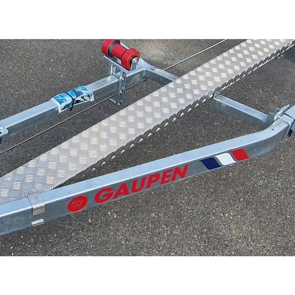 Silver metallisk gaupen gangbru l1018 trailer med diamantplate tekstur og rød gaupen branding, kontakt leks motor