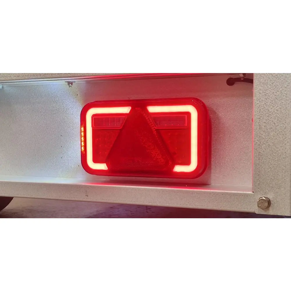 Rødt rektangulært gaupen led-lys baklys med hvit opplyst kant og trekantet refleks panel fabrikkmontert