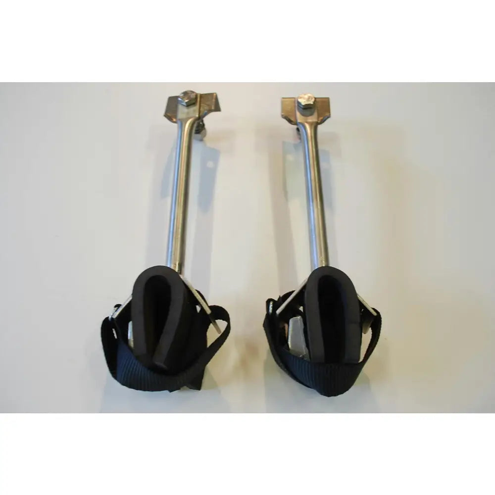 A pair of black padded leg straps with metallic rods and adjustable buckles for gaupen sulkyfeste øverdel komplett