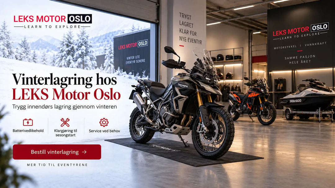 Svart og sølvfarget triumf-motorsykkel med robust design, vist i et bilutstillingslokale.