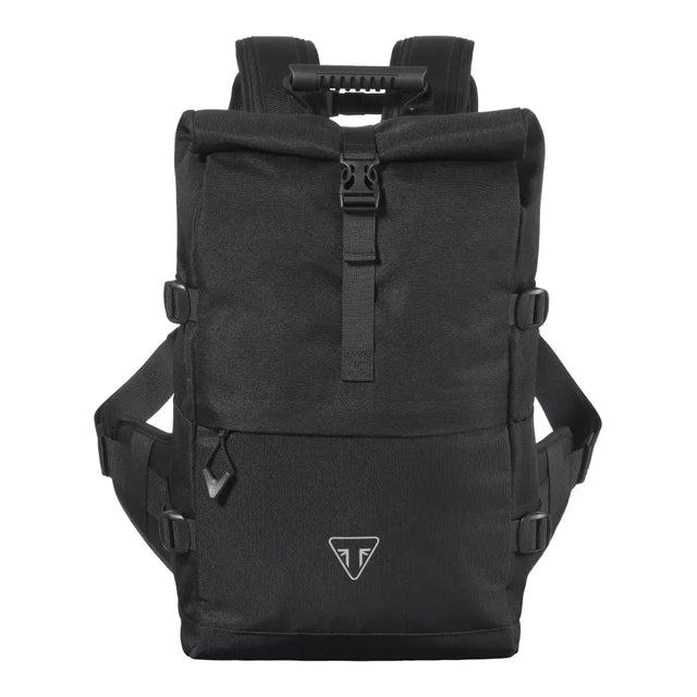 Triump 25l modern classic roll-top ryggsekk i svart med teksturert stoff og justerbare stropper sett bakfra