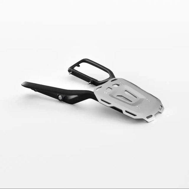 Silver og svart triumph bagasjebrett speed 400 bakside med ventilasjonsspor for atv-er og tilhenger