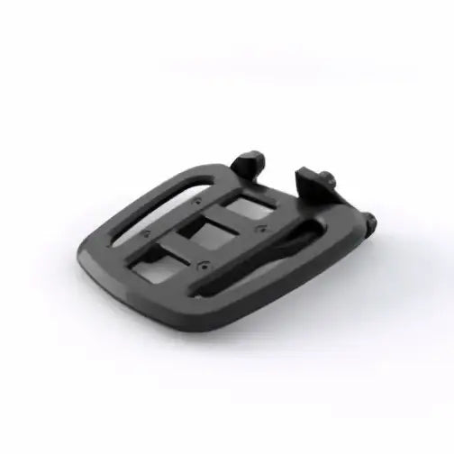 Svart triumph bagasjebrett i plast med minimalistisk design og integrerte festeklemmer til atv-er og utv-er