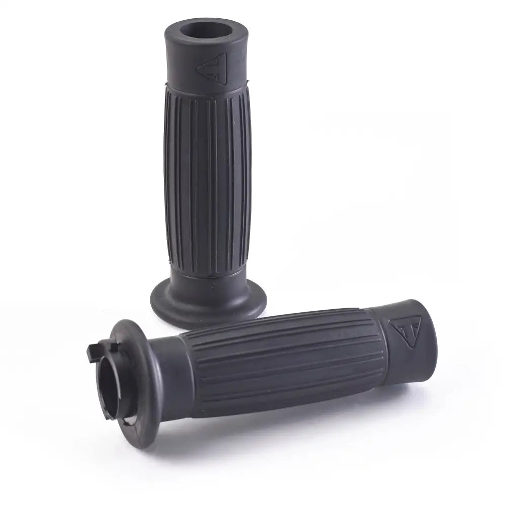 Sort triumph barrel håndtak i gummi med ribbet tekstur og trekantet logo til motorsykkel 22 mm