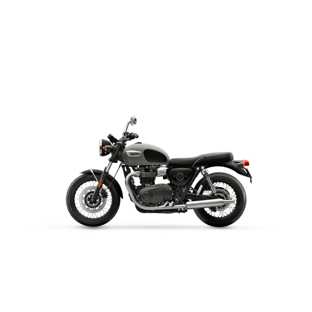 Black and silver triumph bonneville t100 2026 with chrome accents combines moderne ytelse og autentiske originalen design