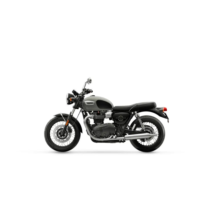 Black and silver triumph bonneville t100 2026 with chrome accents combines moderne ytelse og autentiske originalen design