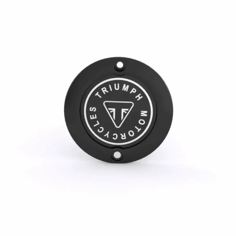 Svart triumph clutchdekselmerke med sølv speed twin logo og tekst i original triumph stil, frontside vist