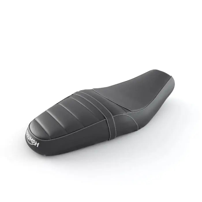 Sort triumph dobbeltsete a9708580 i skinn med sydd detalj og sammenhengende seteområde for scrambler 900