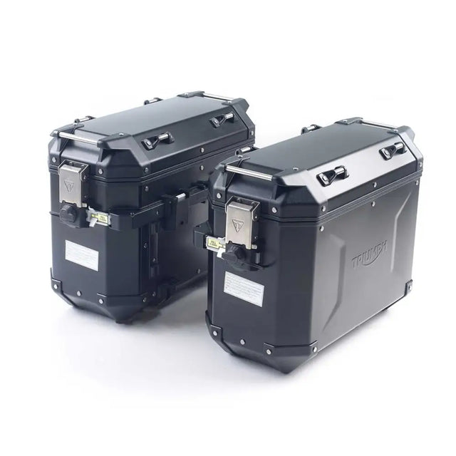 Svart triumph expedition pannier kit tiger i aluminium med robust design og sølv detaljer for offroad bruk