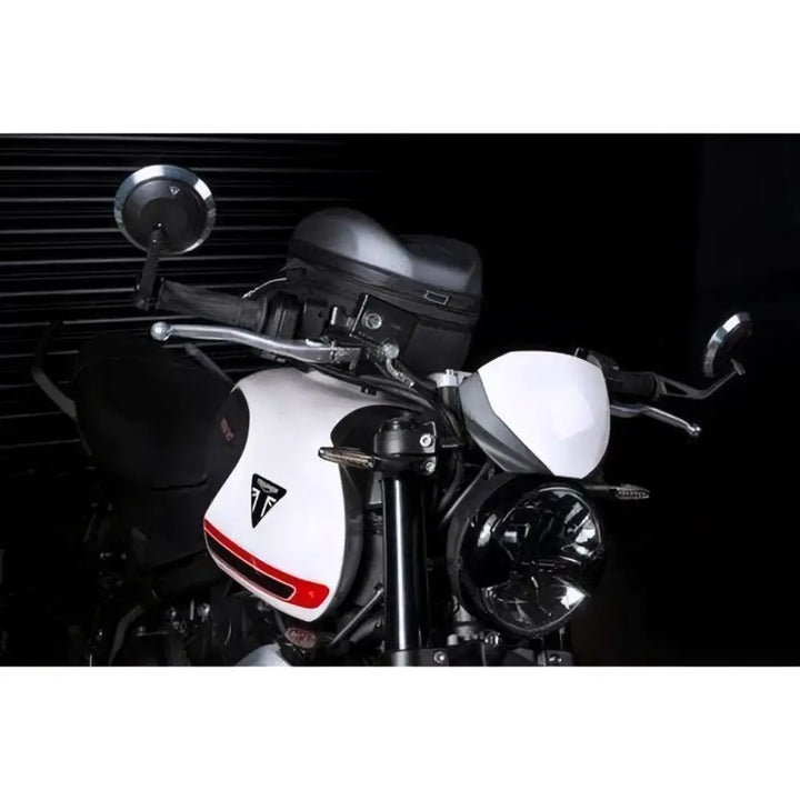 Hvit triumph trident 660 med svart styr og rød aksentstripe på tank med fargetilpasset flyscreen for tilhengerbruk