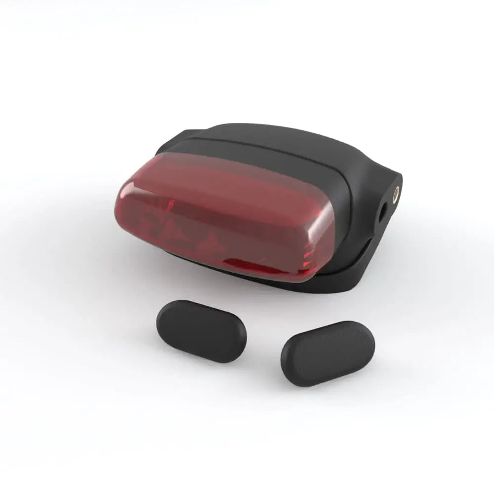 Bakside av svart sykkel baklykt med rød gjennomsiktig linse og to svarte batterilokk for motorsykkel scrambler 1200 xe