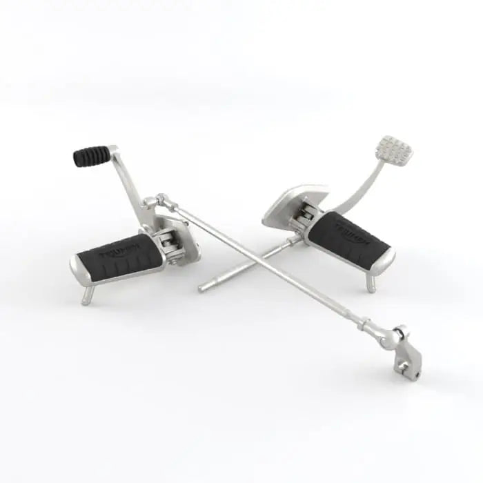 Silver triumph fremflyttede fotkontroller med svarte gummigrepshåndtak og teksturerte pedaloverflater for bonneville bobber