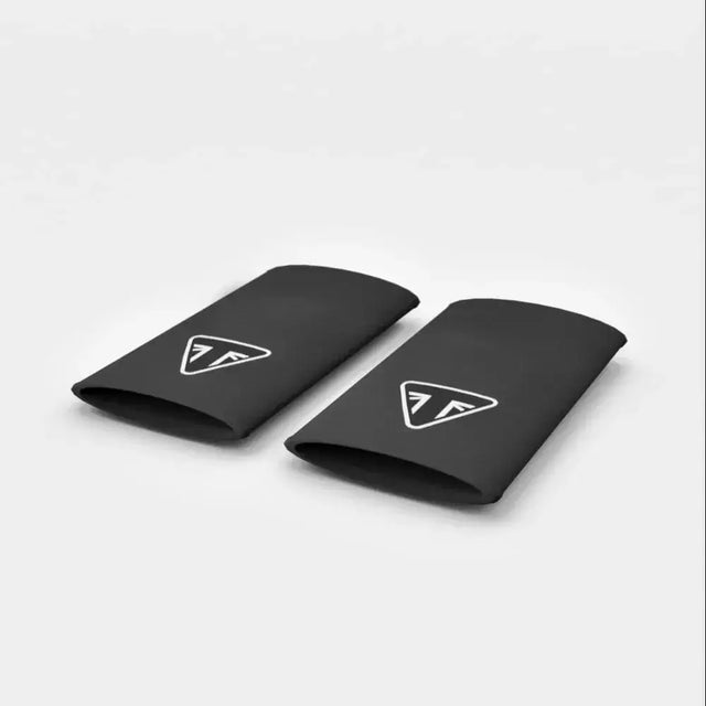 Svart silikonarmbånd med hvit trekantet logo for triumph gaffeltetningsbeskyttere til atv-er og utv-er samt tilhenger