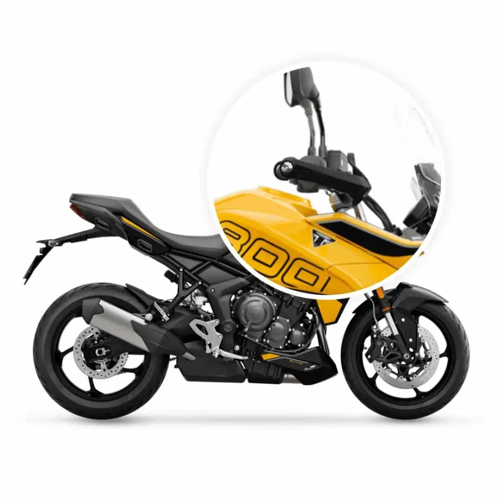 Yellow and black adventure motorcycle fitted with originalt triumph håndbeskyttersett for tiger sport 660 800