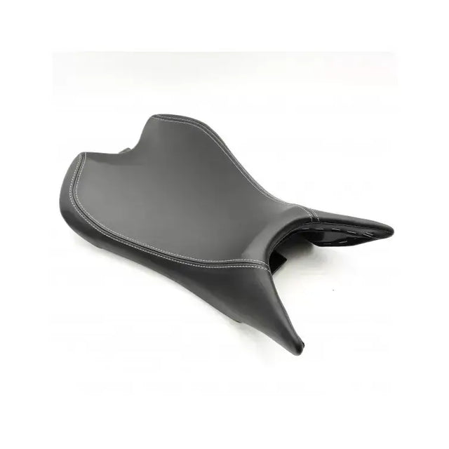 Black leather triumph lavt sete for street triple 765 with white stitching for atv-er og utv-er use
