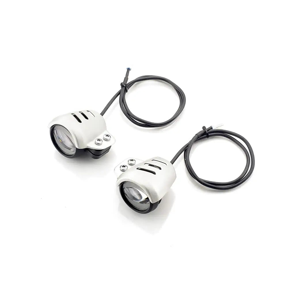Hvit triumph led-tåkelys med svarte detaljer og spiraled ledning for motorsykkel scrambler 1200 xe front blinklys