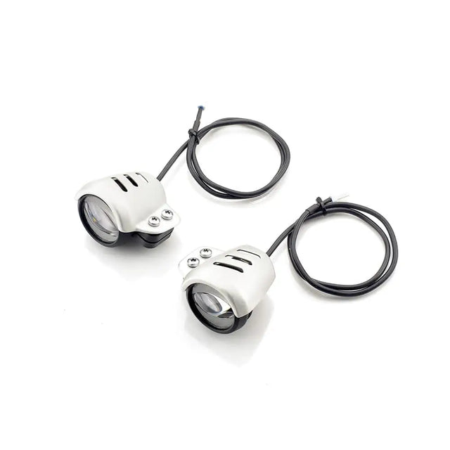 Hvit triumph led-tåkelys med svarte detaljer og spiraled ledning for motorsykkel scrambler 1200 xe front blinklys