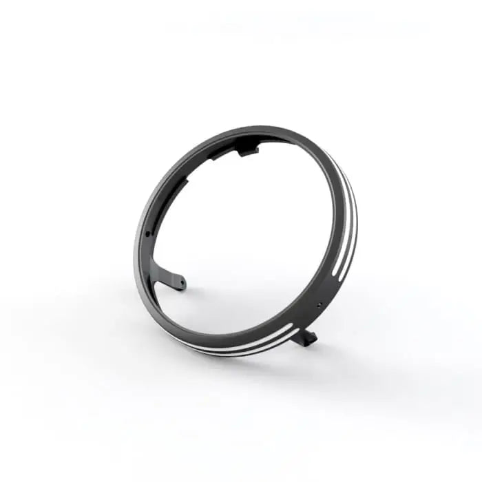 Triumph maskinert lyktering med svart rundt bezel i matt finish og tre tynne hvite aksentstriper ytterst