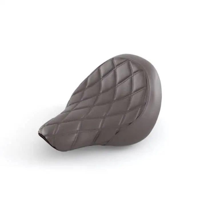 Dark gray quilted leather motorcycle seat with diamond-stitched pattern for triumph quiltet speedmaster, ideal for atv-er og utv-er and tilhenger use