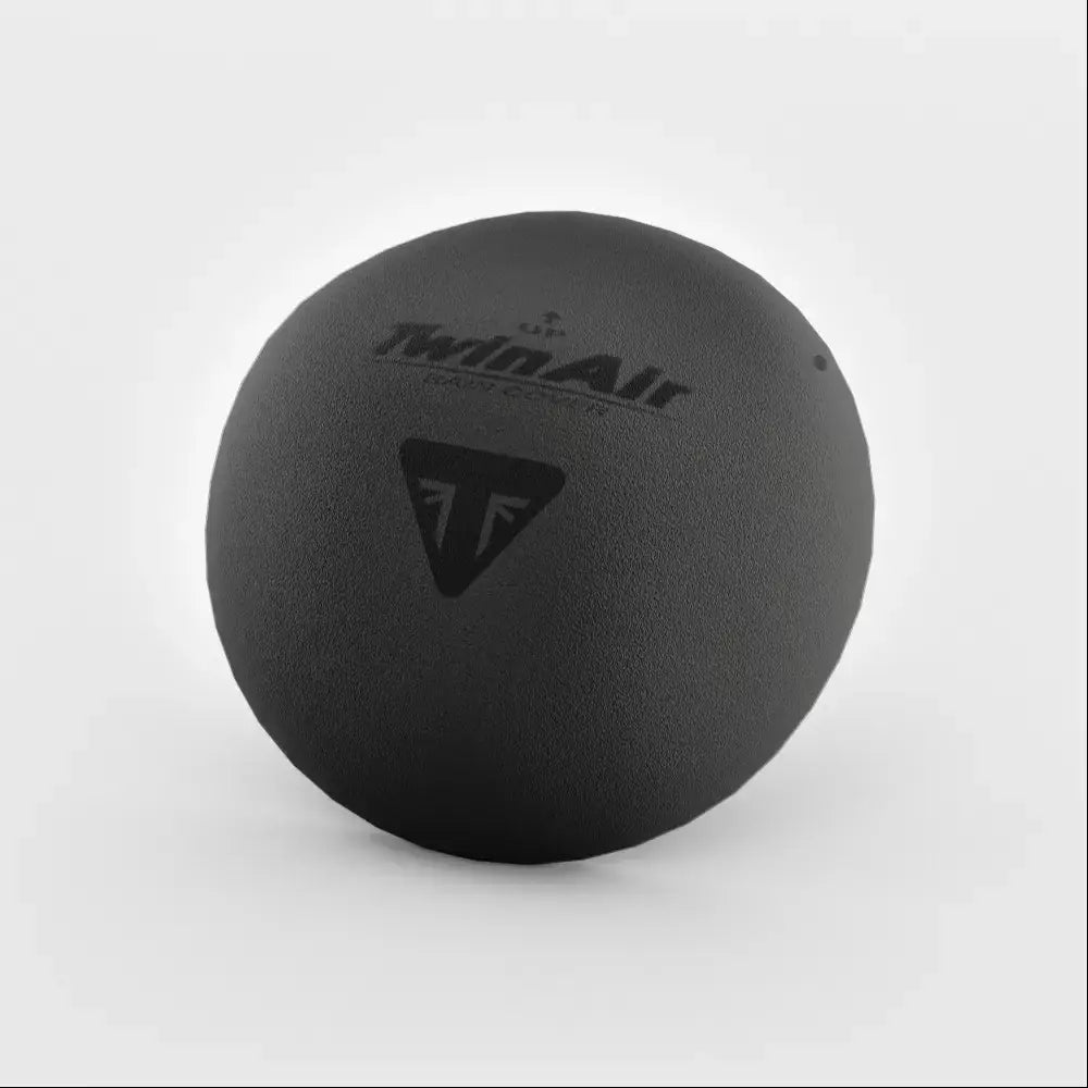 Svart twinair massasje ball med teksturert overflate og preget logo for triumph regntrekk til luftfilter på atv-er og utv-er
