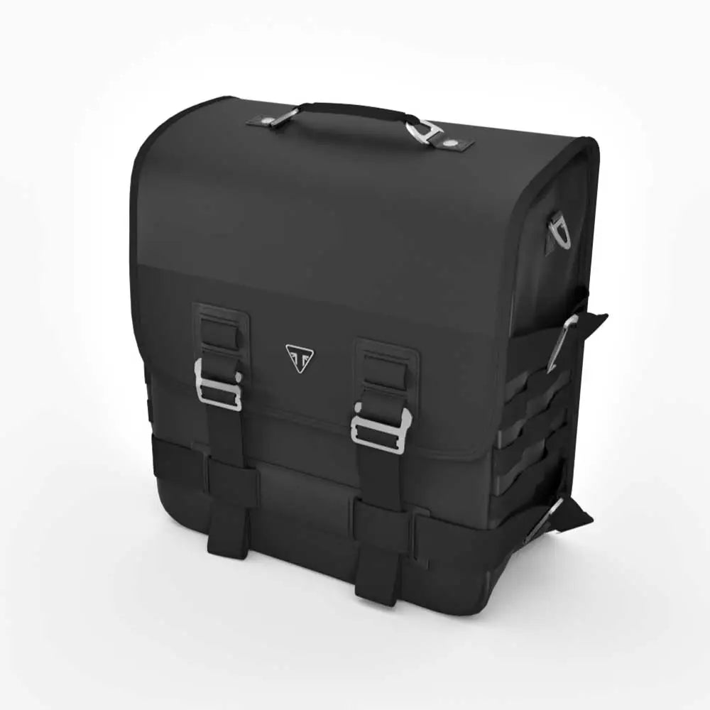 Triumph rugged sideveske i svart med sølvfarget beslag og trekantet logo, egnet for motorsykkel og tilhenger