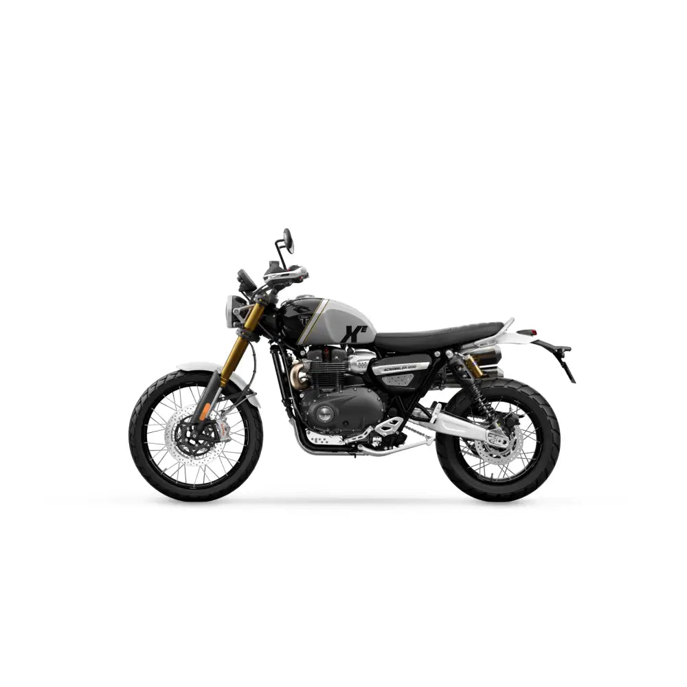 Triumph scrambler 1200 xe 2026 med moderne klassiker design i sølv og svart med avansert teknologi og gullfargede gafler