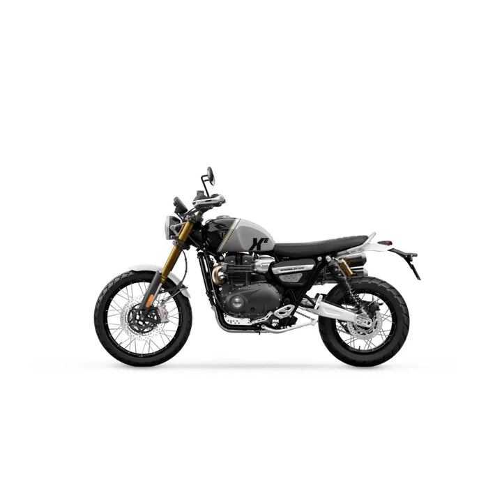 Triumph scrambler 1200 xe 2026 med moderne klassiker design i sølv og svart med avansert teknologi og gullfargede gafler