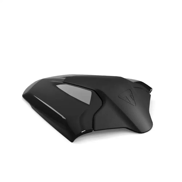 Bakside av originalt triumph setedeksel triumph seat cowl kit a9708623-pm i svart matt med aerodynamiske konturer