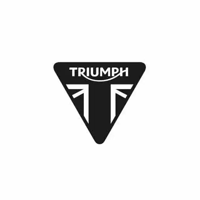 Black trekantet triumph logo patch med hvit tekst og stilisert t design på triumph sport-vindskjerm rocket 3, kontroller årsmodell