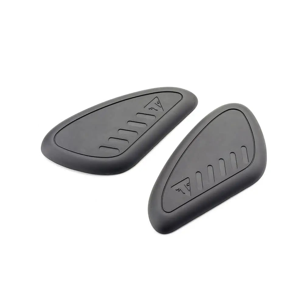 Black rubber backrest pads with textured grip and embossed logo for triumph tankkneputer scrambler 1200 xe motorsykkel