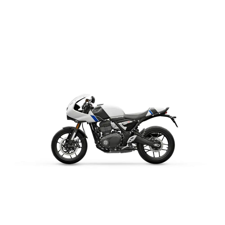 Hvit og svart triumph thruxton 400 2026 med blå aksenter og klassisk café racer-design på pirelli diablo rosso dekk