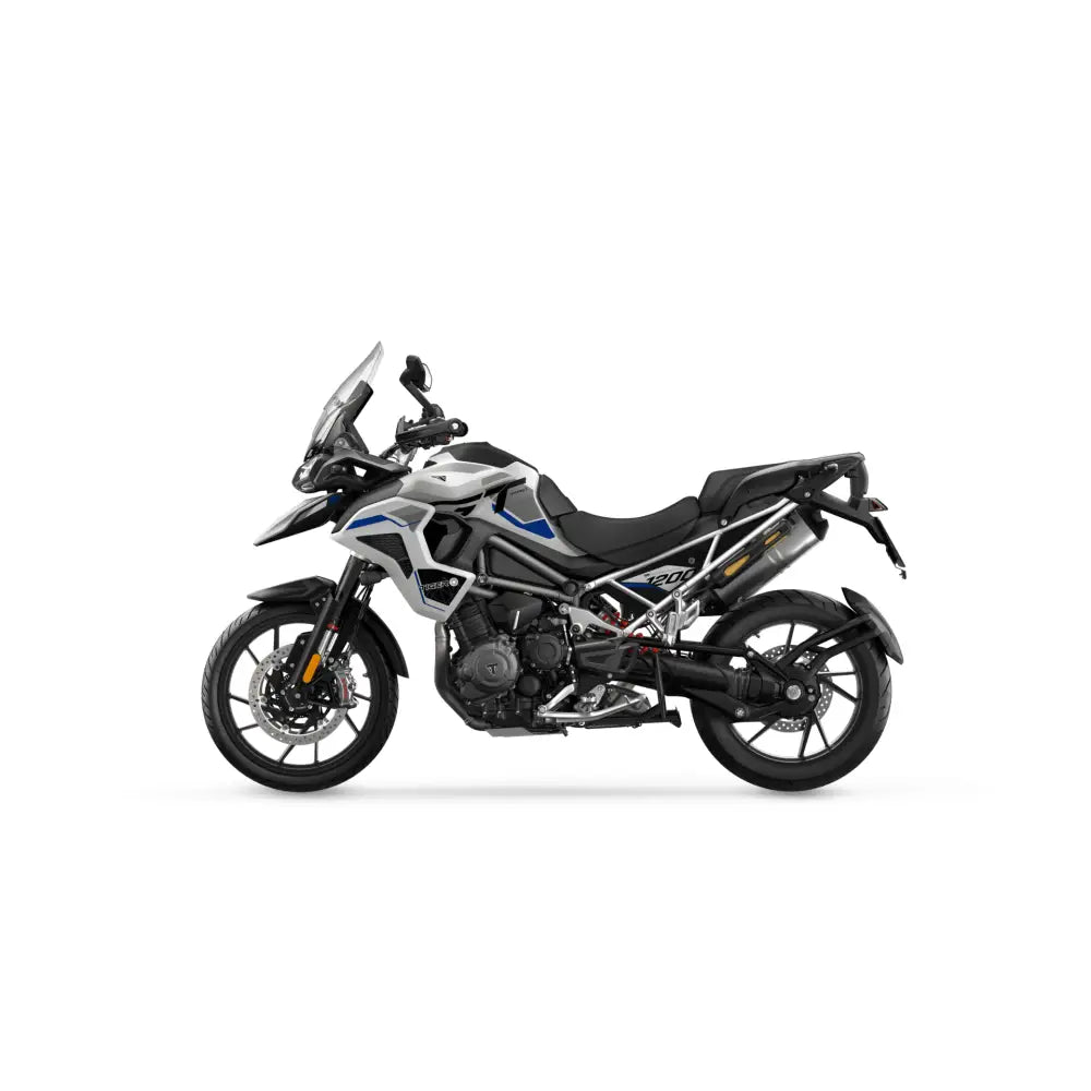 Silver og blå triumph tiger 1200 alpine edition 2026 adventure touring motorsykkel med svart sete og dekk