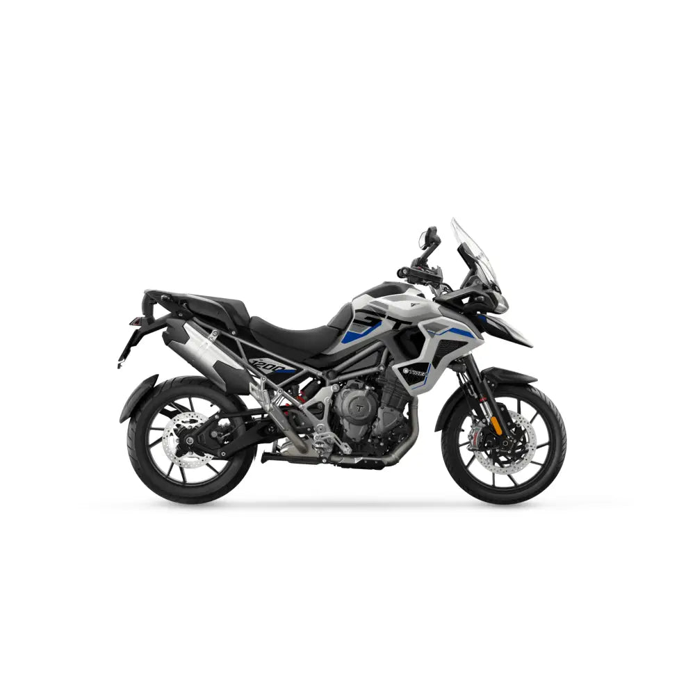 Hvit og blå triumph tiger 1200 alpine edition 2026 adventure motorsykkel med svart sete og krom aksenter for atv-er og utv-er