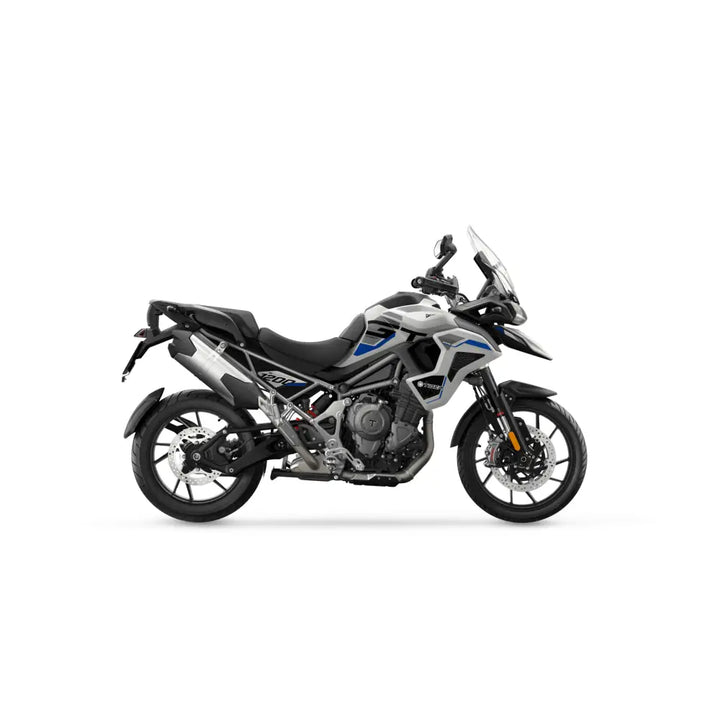 Hvit og blå triumph tiger 1200 alpine edition 2026 adventure motorsykkel med svart sete og krom aksenter for atv-er og utv-er