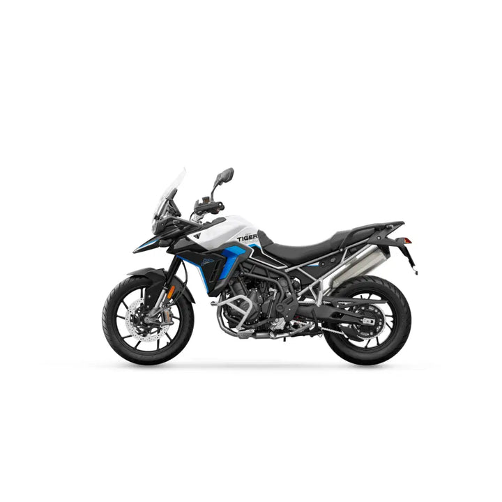 Triumph tiger 900 alpine edition 2026 i hvit og blå med svarte detaljer, designet for atv-er og utv-er