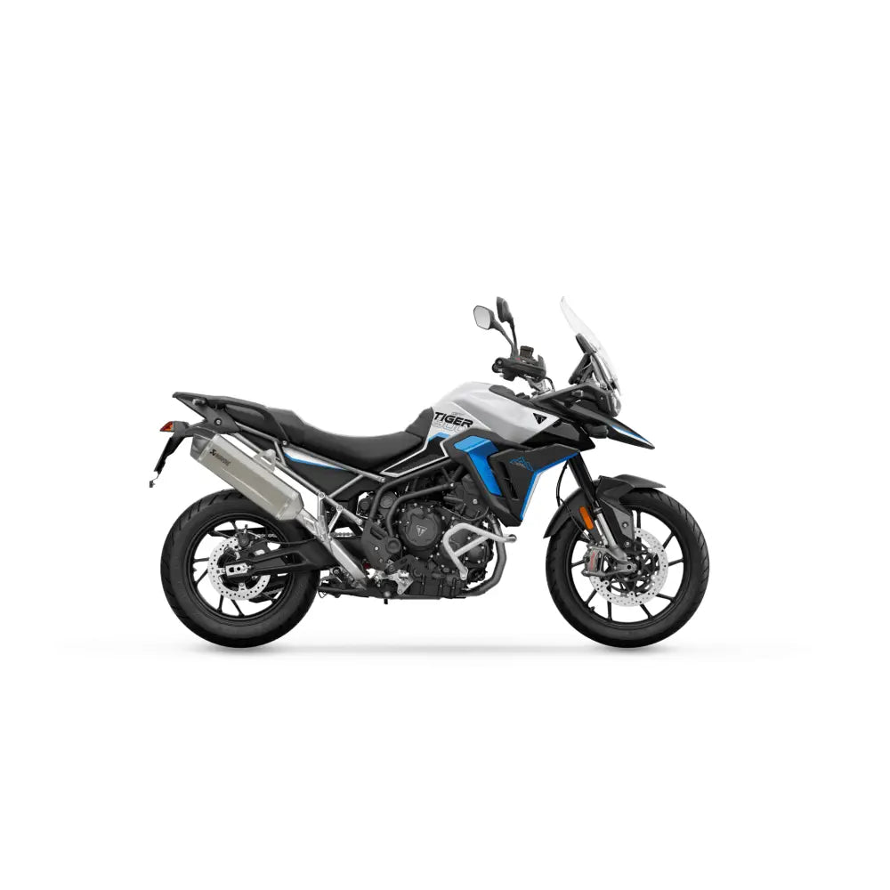 Triump tiger 900 alpine edition 2026 eventyrmc med hvit og blå farge og svarte detaljer for atv-er og utv-er bruk