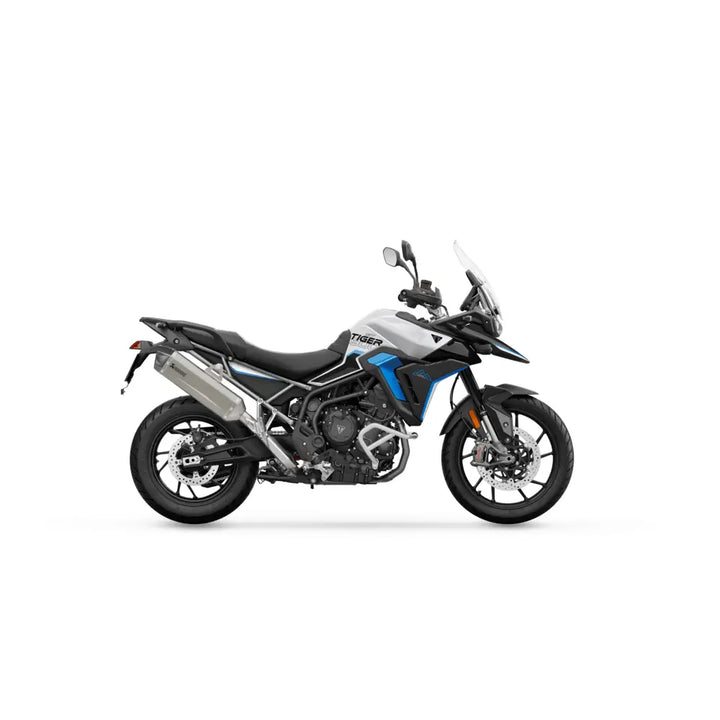 Triump tiger 900 alpine edition 2026 eventyrmc med hvit og blå farge og svarte detaljer for atv-er og utv-er bruk