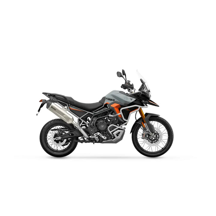 Grå og oransje triumph tiger 900 desert edition 2026 med robust eventyrdesign for atv-er og utv-er