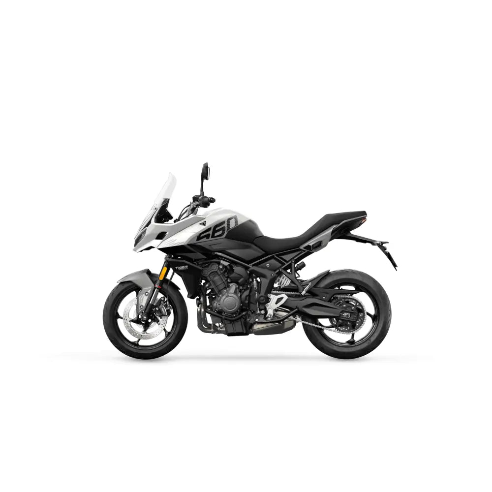 Triumph tiger sport 660 2025 med hvit og svart tresylindret rekkemotor og moderne triumph connectivity design